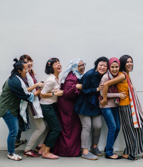 Eine Gruppe von Frauen steht in einer Reihe und lacht.