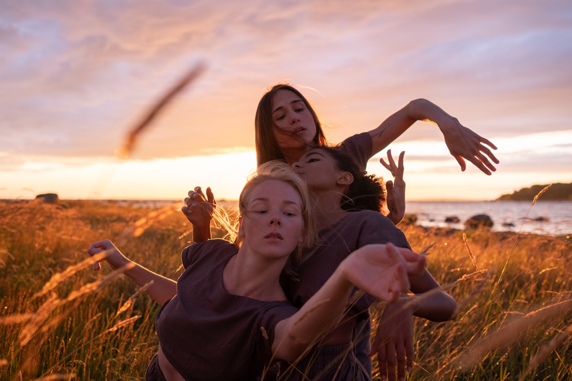 Drei Frauen tanzen auf einem Feld