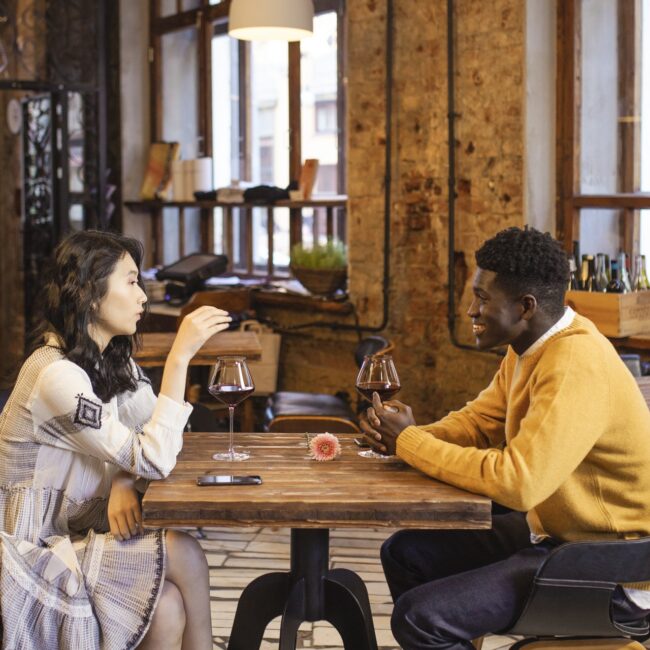 Paar sitzt sich gegenüber im Restaurant