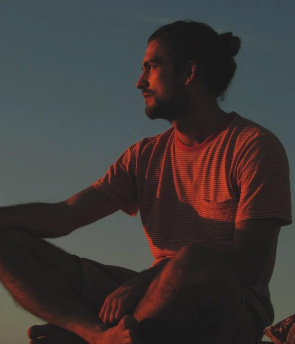 Mann sitzt auf dem Dach