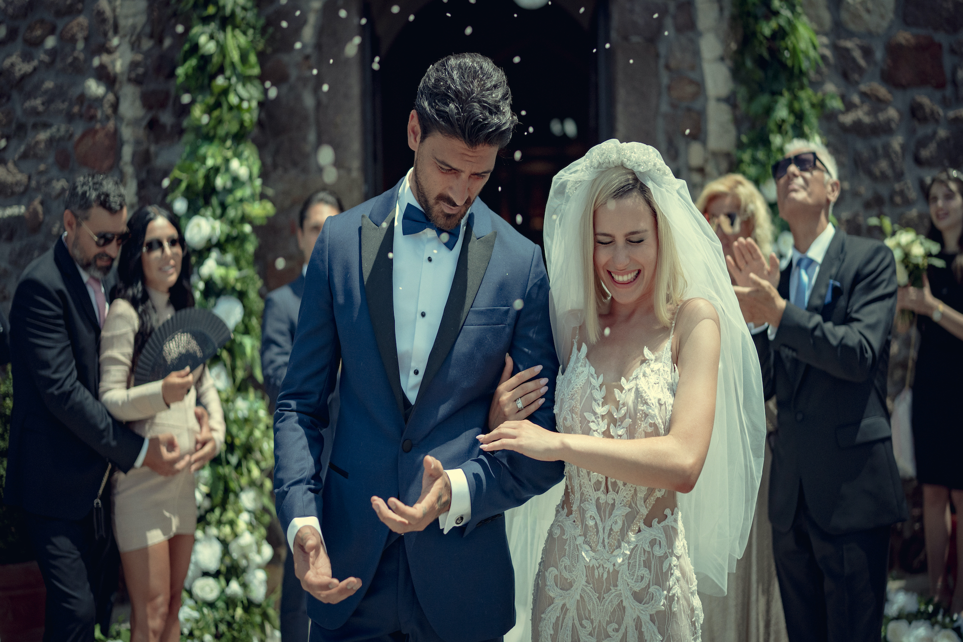 Laura (Anna-Maria Sieklucka) und Massimo Torricelli (Michele Morrone) heiraten auf Sizilien.