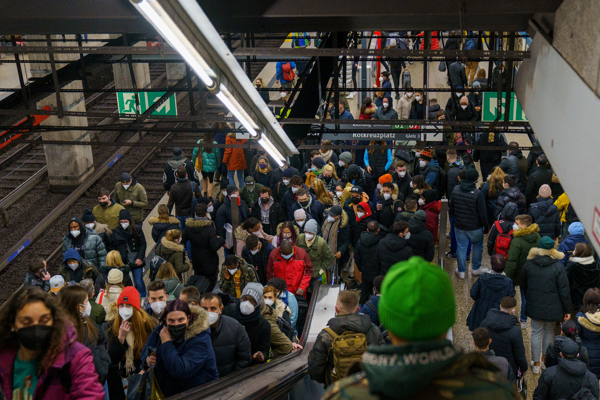 Die Menschenmengen am U-Bahnhof in München