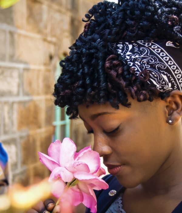 Frau riecht an einer Blume