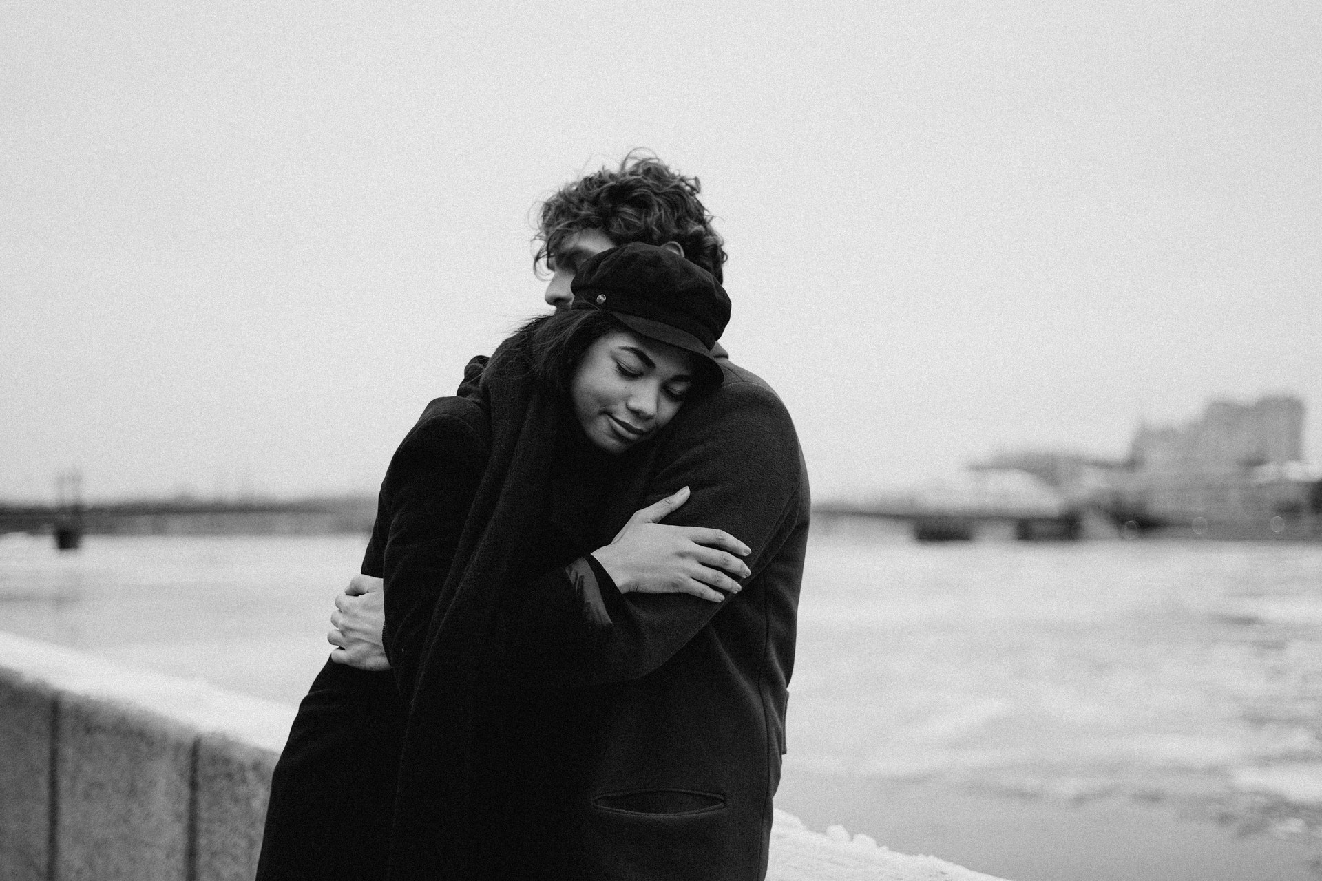 Schwarz-Weiß-Foto eines sich umarmenden Paares