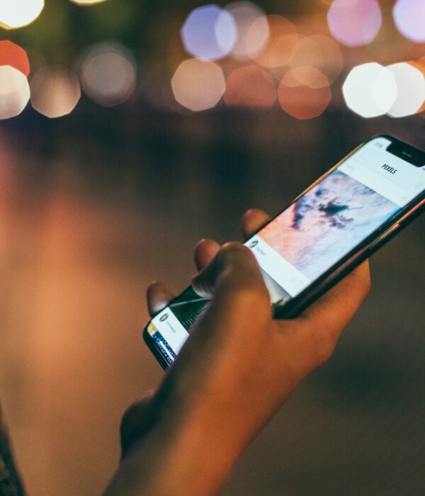Frau mit Smartphone in der Hand