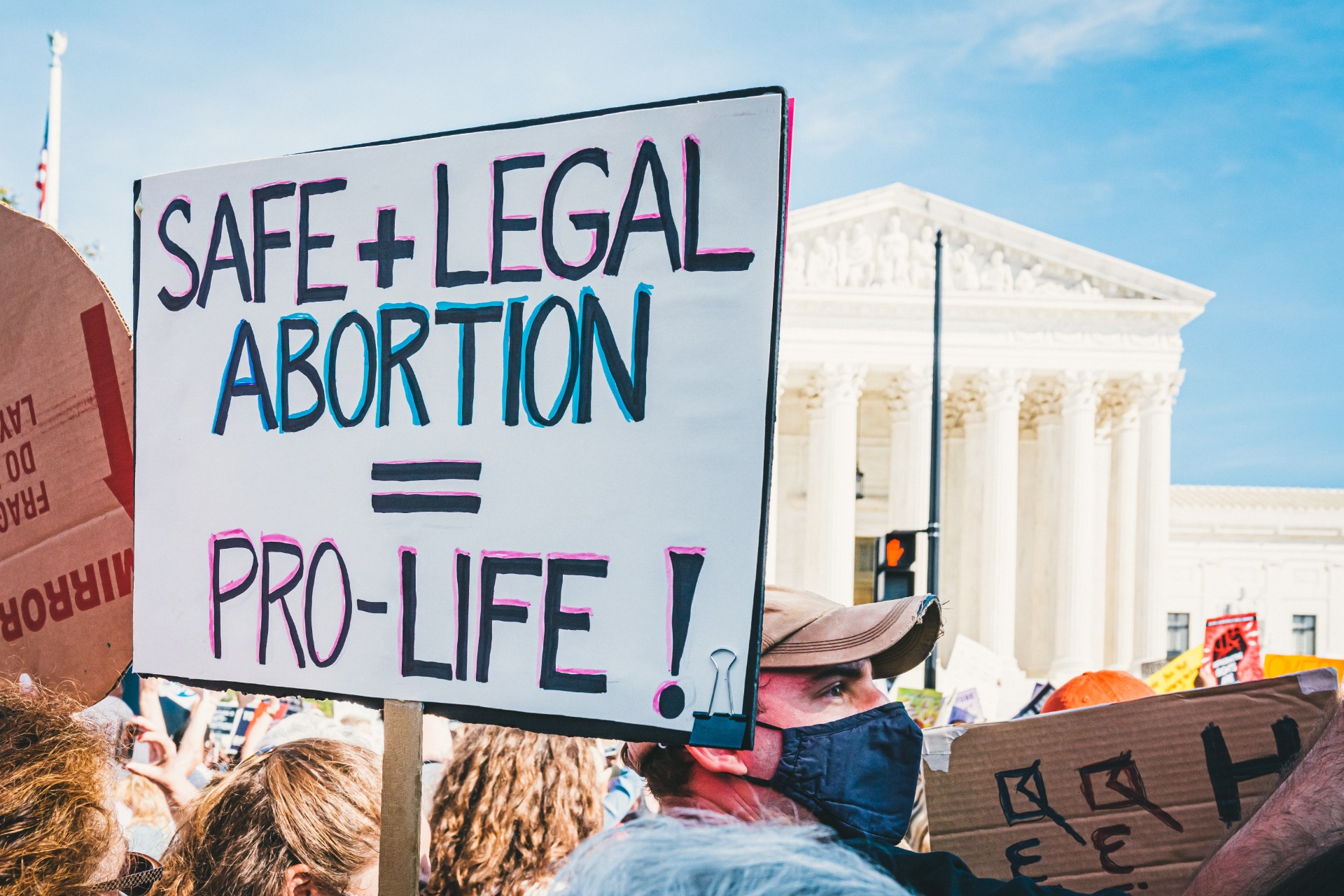 Demonstrationsplakat: Safe + Legal Abortion = Pro-Life