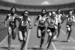 Frauen sprinten auf einer Rennstrecke