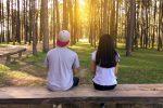 Mann Und Frau Sitzen Auf Bank Im Wald