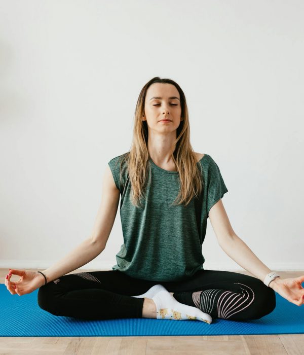 Frau meditiert