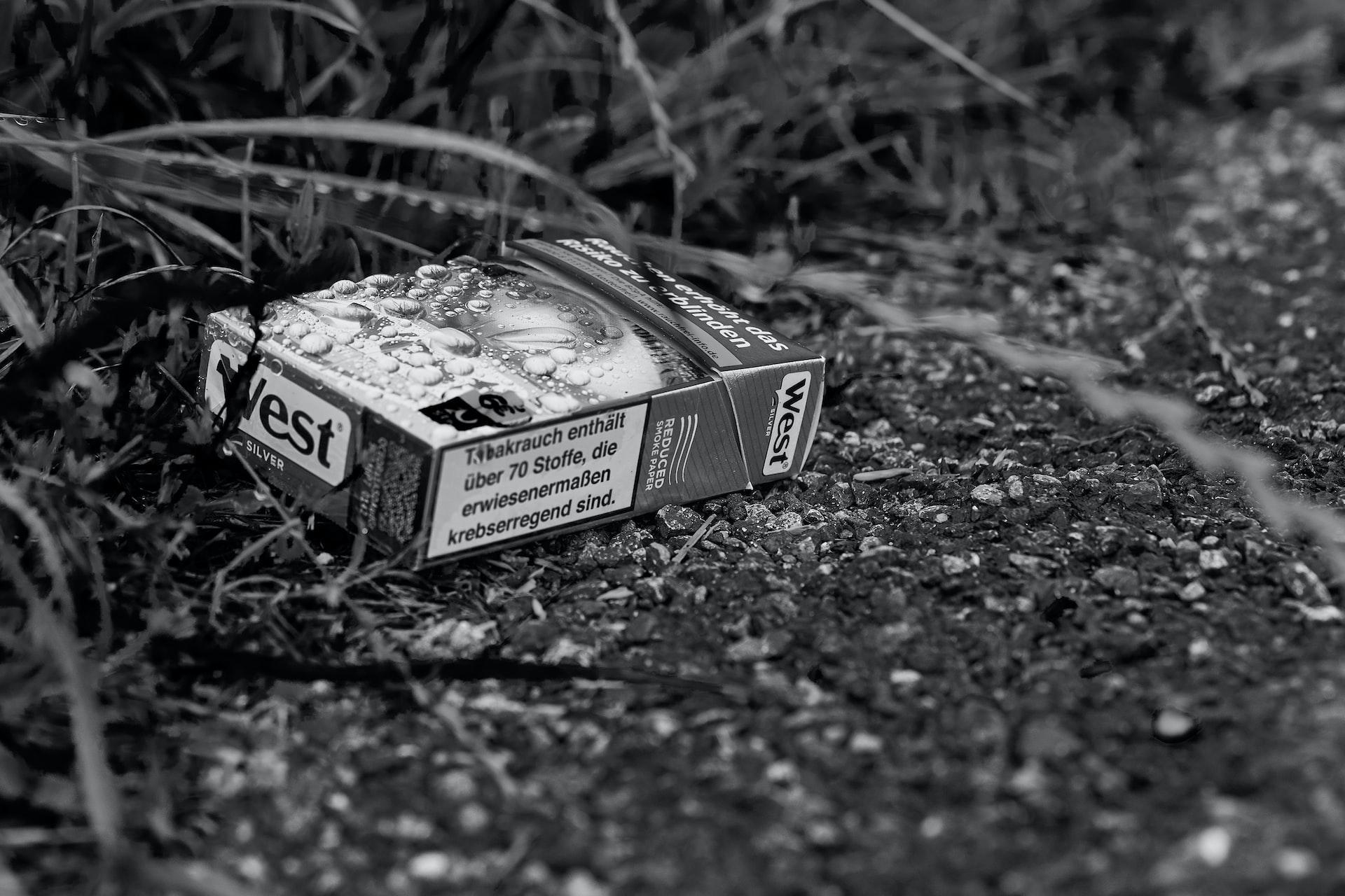 Zigarettenpackung auf Boden