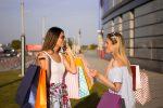 Zwei Frauen mit Shopping-Tüten
