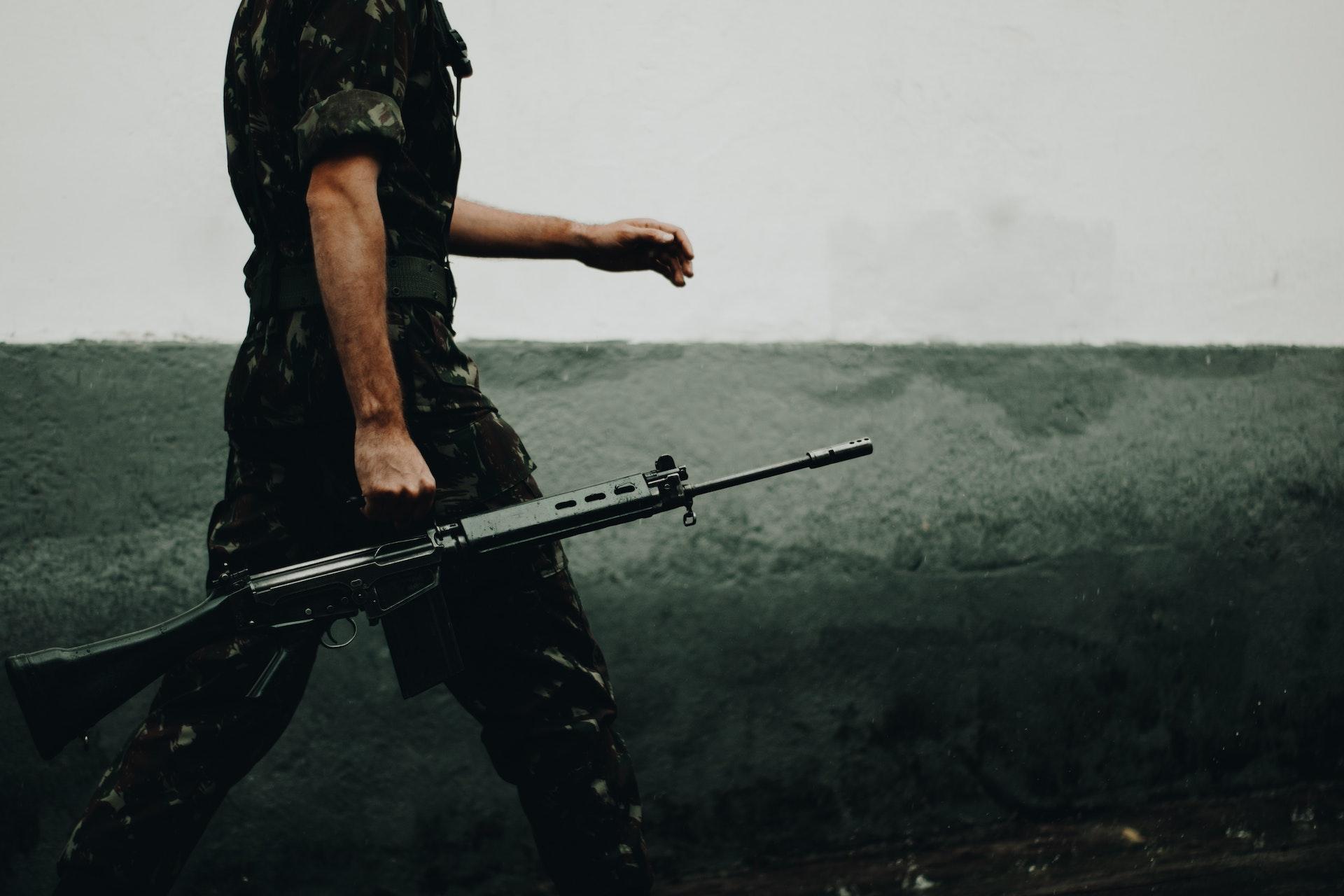 Soldat mit Waffe