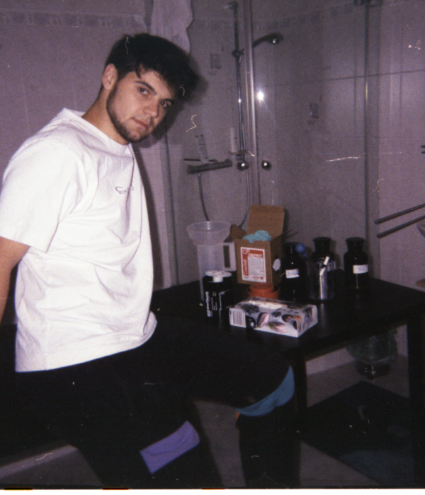 Raphi in seinem Badezimmer bei der Bildentwicklung