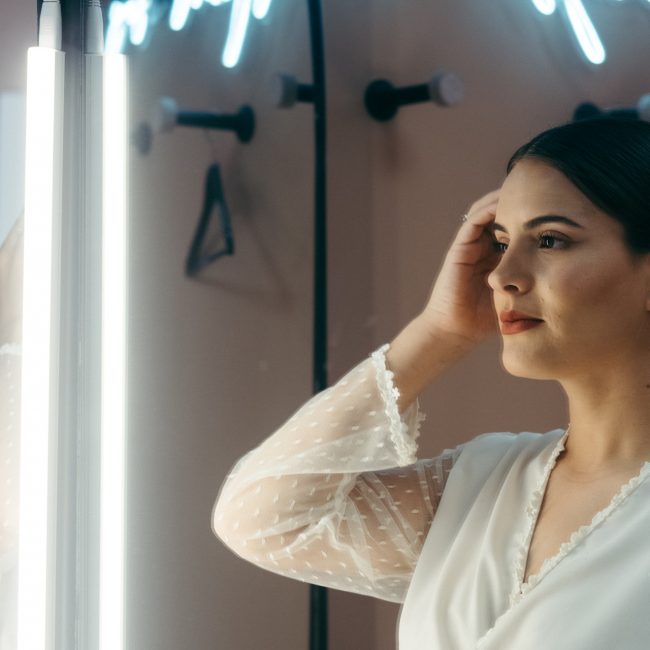 Frau vor einem Spiegel