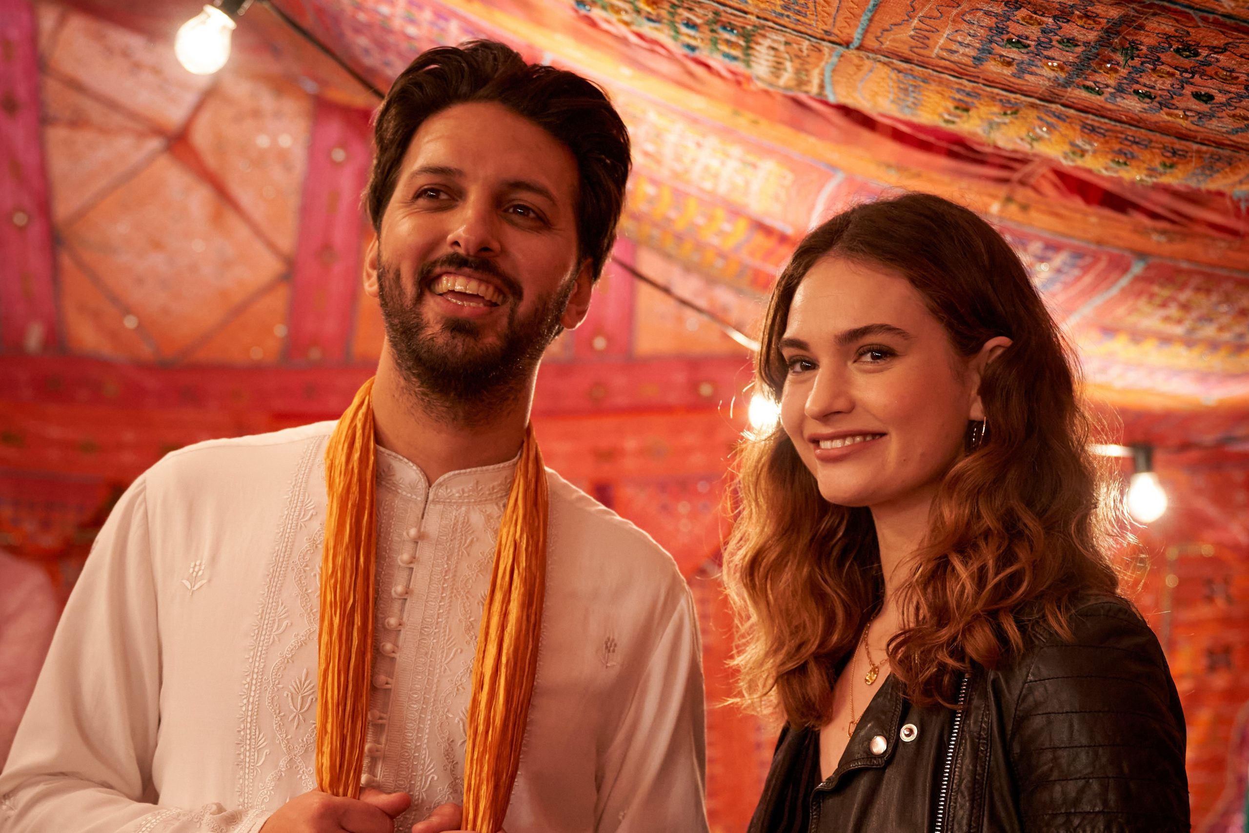 Shazad Latif und Lily James in "What's Love Got To Do With It"