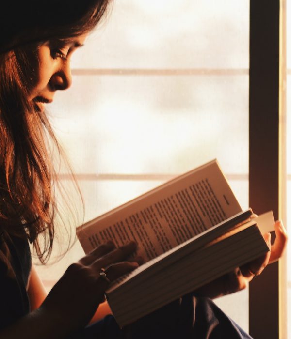 Frau liest