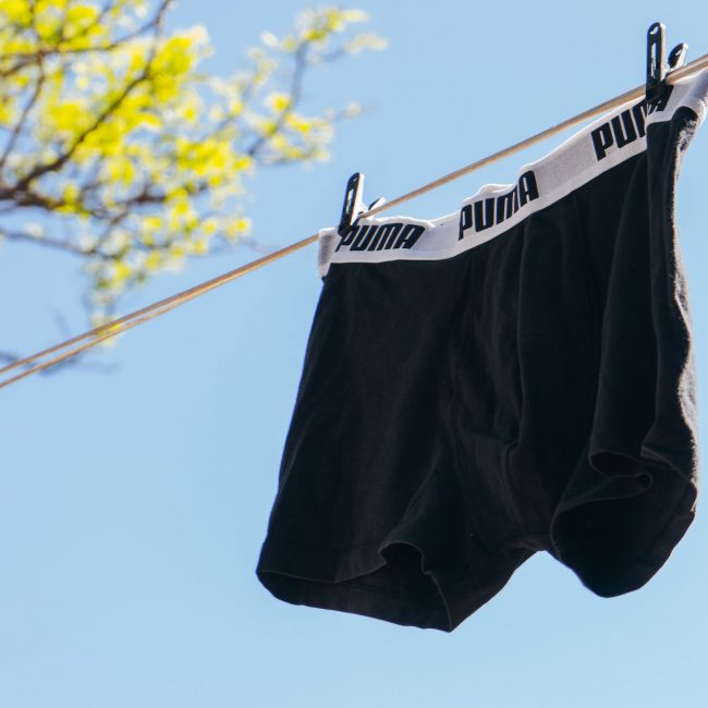 Unterhose hängt auf der Leine