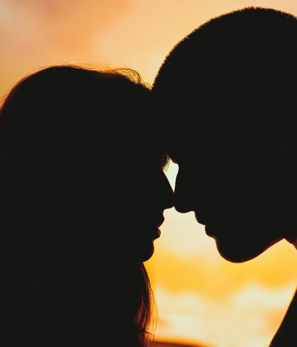 Frau und Mann im Sonnenuntergang