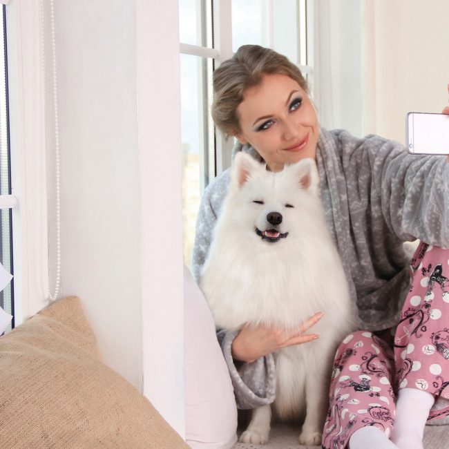 Frau macht Selfie mit Hund