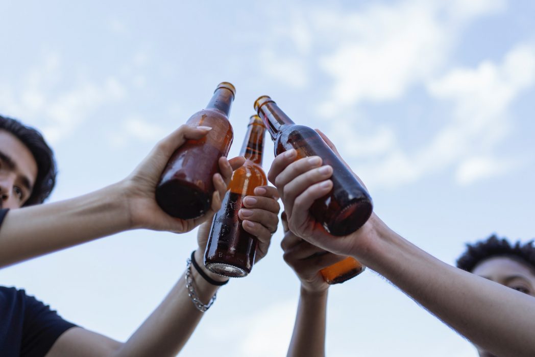 Rund um Alkohol und dessen Konsum ranken sich viele Mythen. Aber ist es wirklich besser, Wein auf Bier zu trinken, als andersherum? Werden wir im Rausch wirklich ehrlicher und inwiefern hilft es unserem Körper, wenn wir nicht auf leeren Magen trinken? Hier haben wir für euch zehn Mythen über Alkohol gesammelt, die allesamt nicht wahr – oder zumindest teilweise unwahr – sind. (Bild: ©Pexels)