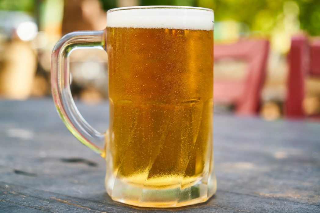 Nein: Vom Bier allein bekommst du noch keinen Bierbauch. Da Bier aber den Appetit anregt, verlangt es uns beim Trinken eher nach ungesunden Snacks. So ganz unschuldig ist das Getränk also nicht. (Bild: ©Pexels)