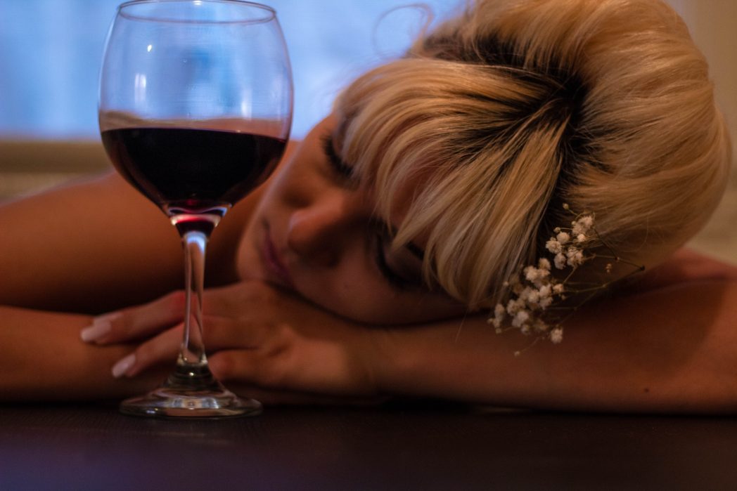 Wirken sich unterschiedliche Sorten von Alkohol anders auf unseren Körper aus? Wissenschaftler tendieren eher zu einem „Nein“. Das Verhalten unseres alkoholisierten Ichs hängt vielmehr vom Alkoholpegel ab als von dem, was wir trinken. (Bild: ©Pexels)