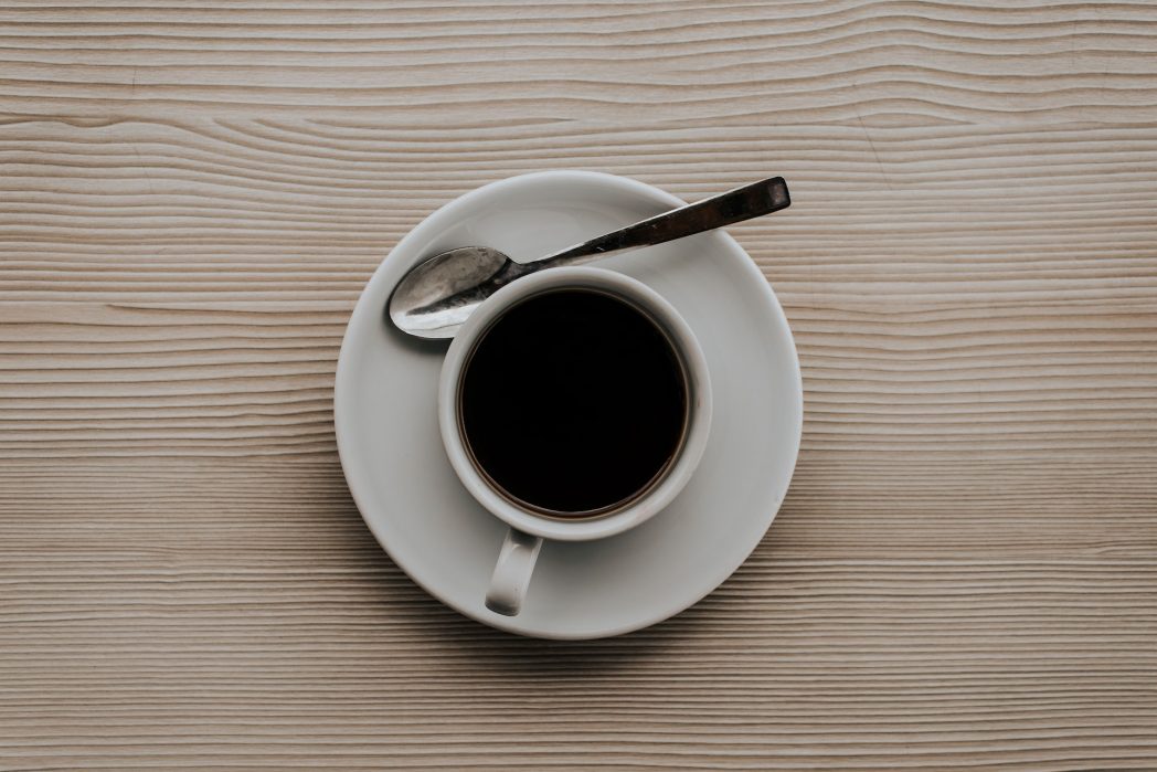 Kaffee bleibt als Wundermittel gegen einen Kater eher zweifelhaft: Dieser reizt den Magen nur zusätzlich. Ein Mineralwasser oder eine Fruchtsaftschorle, zusammen mit einem ausgewogenen Frühstück, ist da die bessere Option. (Bild: ©Pexels)