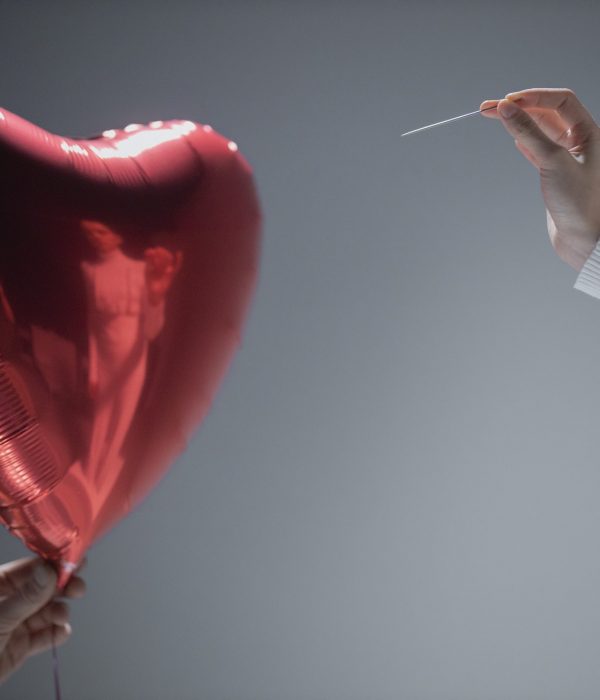 Herzluftballon und Nadel