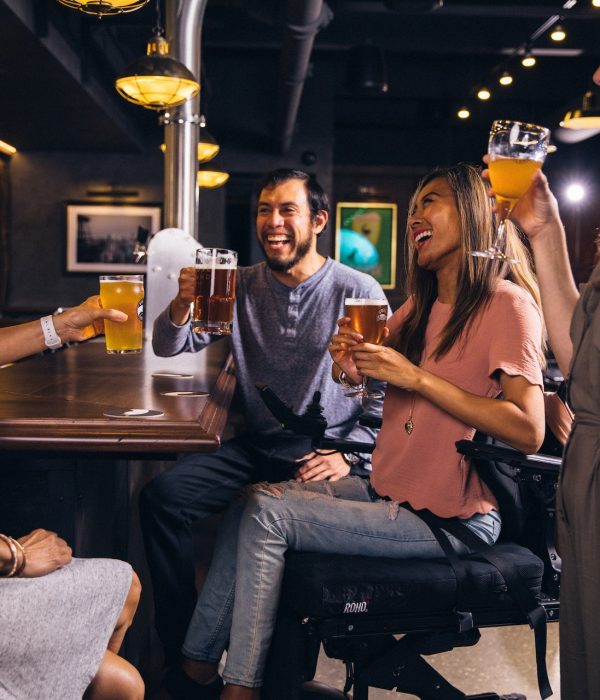 Gruppe junger Leute beim Feiern in einer Bar