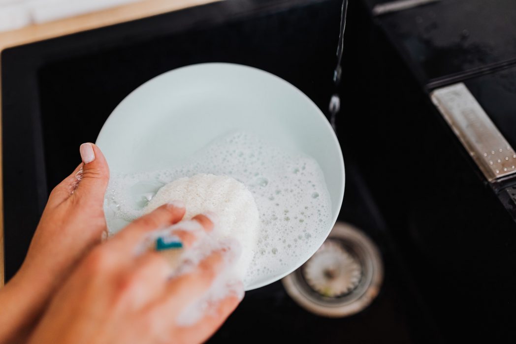 Auch euer Geschirr lässt sich umweltfreundlicher waschen als mit Spülmittel: Dazu braucht ihr etwas Efeu, welchen ihr mit kochendem Wasser und ein bisschen Waschsoda übergießt. Das Ganze füllt ihr in ein Einmachglas, schüttelt es, bis es schäumt und schon habt ihr euer eigenes Spüli. (Bild: © Pexels)