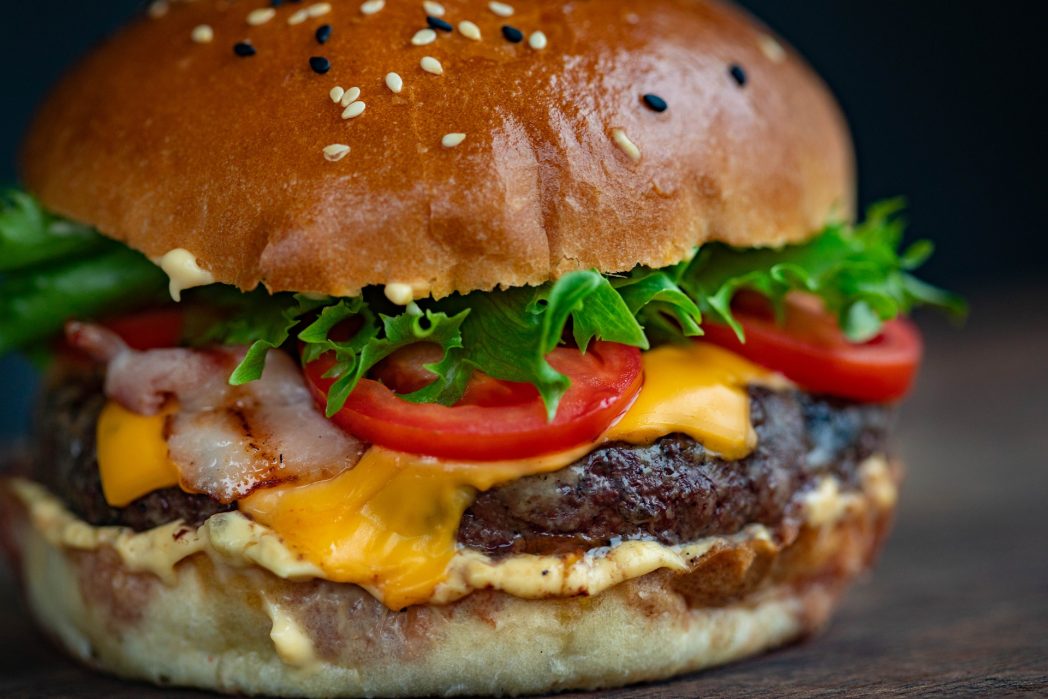 So ein Hamburger kann zwar unter Umständen richtig lecker sein, aber auch sehr ungesund: Ein klassischer Fast-Food-Hamburger ist reich an Sodium, trans-Fettsäuren und gesättigten Fettsäuren, was den LDL-Cholesterinwert erhöhen und zu einer Arterienverkalkung führen kann. (Bild: © Pexels)