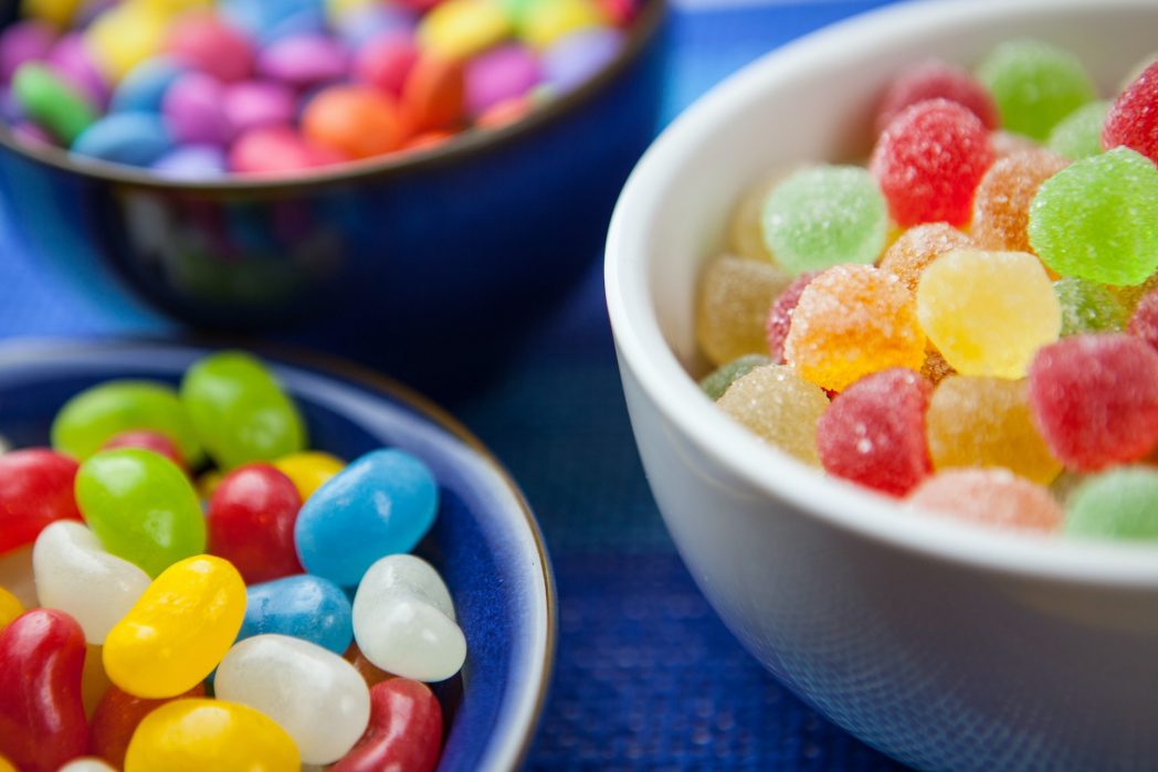 Langsam wird ein Muster sichtbar: Zucker ist nicht gerade gut für die Gesundheit. Daher solltest du auch von Süßigkeiten mit raffiniertem Zucker Abstand halten und stattdessen auf Produkte mit natürlichem Zucker zurückgreifen. (Bild: © Pexels) 