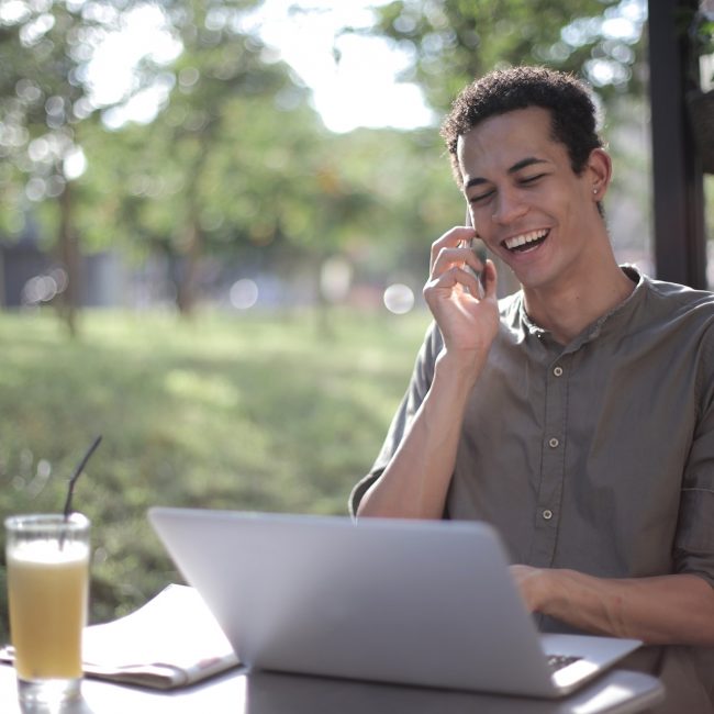Mann arbeitet am Laptop