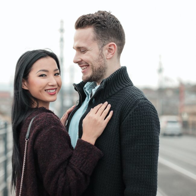 Liebe ist so schön und doch so komplex. Die Liebespsychologie kann helfen, dieses Gefühl besser zu verstehen.