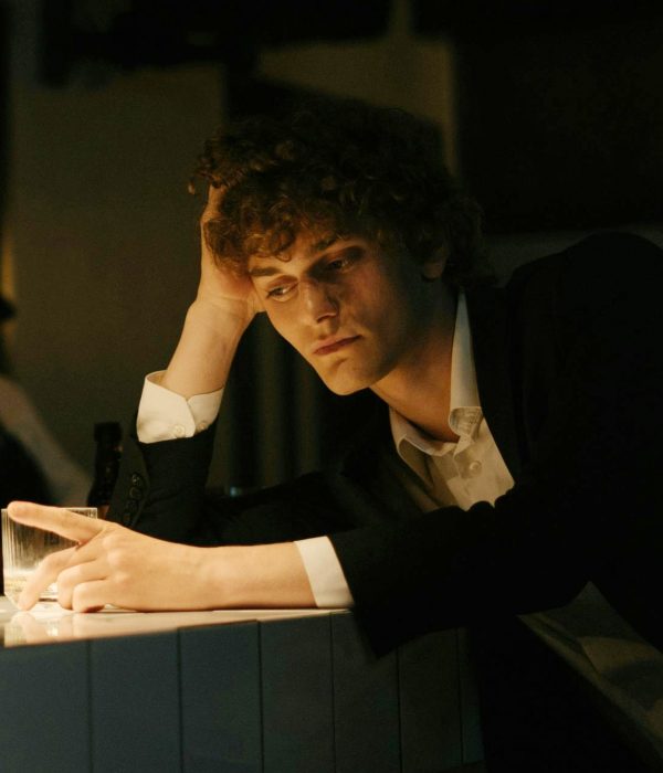 Mann wartet an der Bar