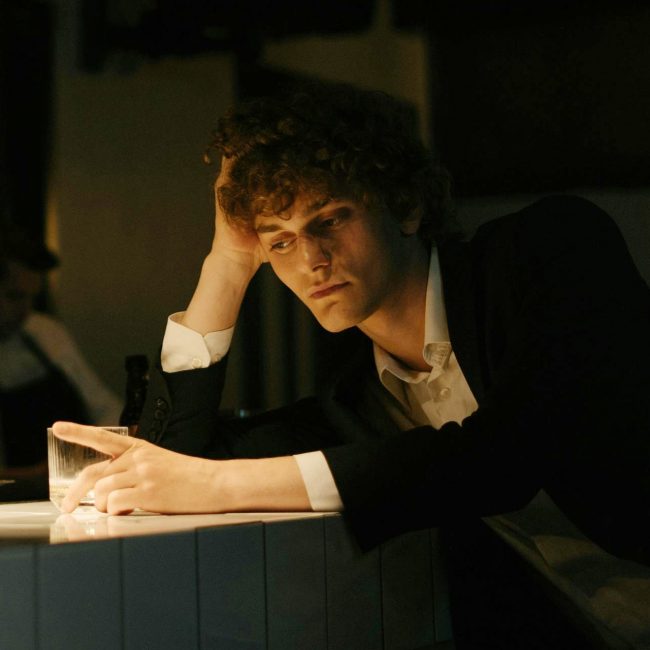 Mann wartet an der Bar