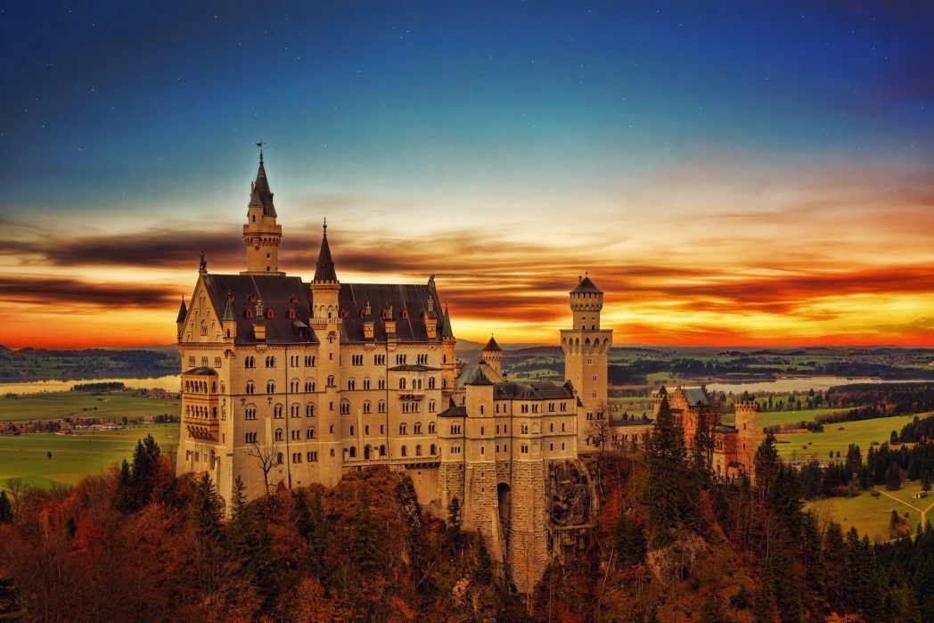 Das in Bayern gelegene Schloss Neuschwanstein, mit seinen Türmen und den Alpen im Hintergrund, ist wie aus einem Märchen entsprungen. Ein Muss für Romantiker und Architekturliebhaber. (Bild: ©Pexels)