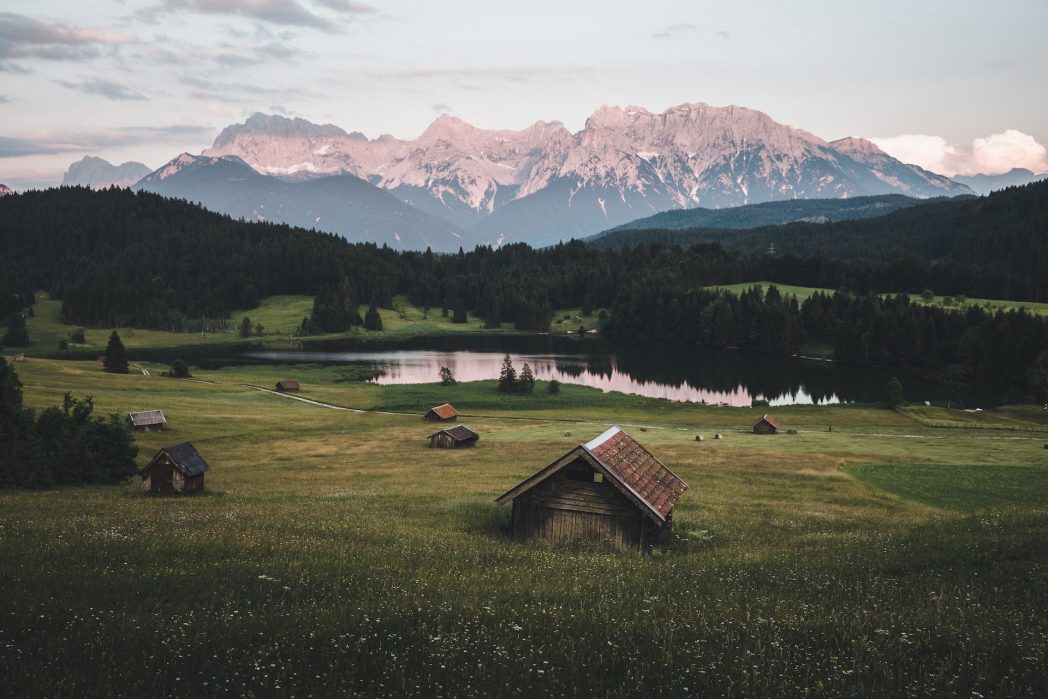 Die majestätischen bayerischen Alpen sind ein Paradies für Naturliebhaber. Jetzt gilt es, das spätsommerliche Wetter zu nutzen und einen spontanen Trip zu unternehmen! (Bild: ©Pexels)