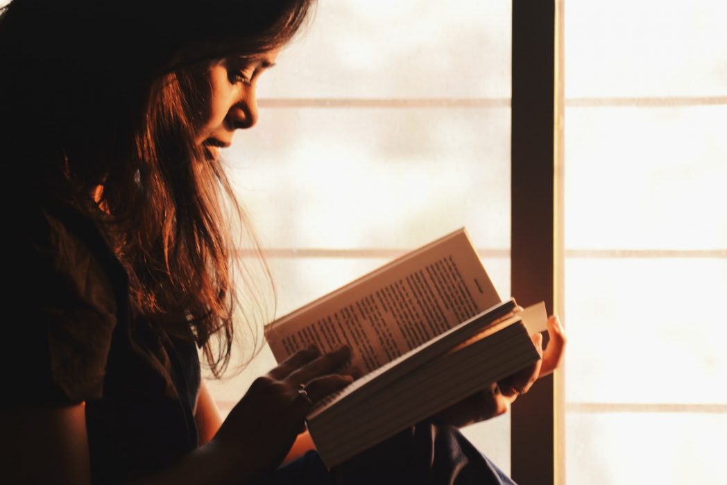 Gewohnheit, häufig zu lesen - seien es Bücher, Artikel oder wissenschaftliche Studien. Dies fördert ihr lebenslanges Lernen und ihre Wissenserweiterung. (Bild: ©Pexels)