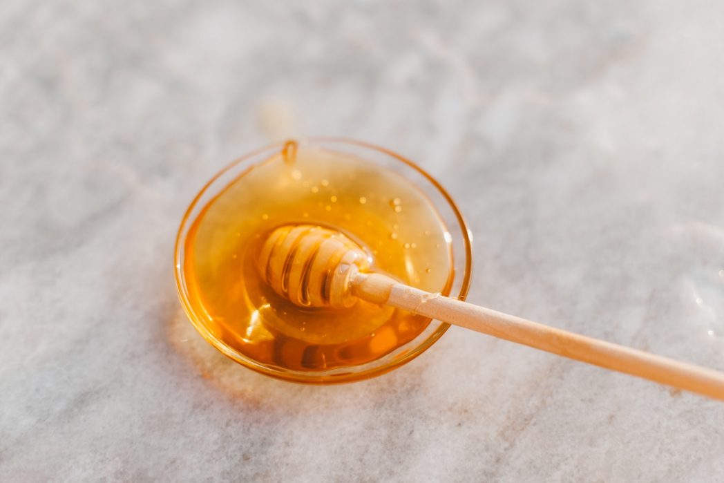 Dank seiner natürlichen Zusammensetzung kristallisiert Honig möglicherweise über die Zeit, er bleibt aber essbar und kann durch Erwärmen wieder verflüssigt werden. (Bild: © Pexels)