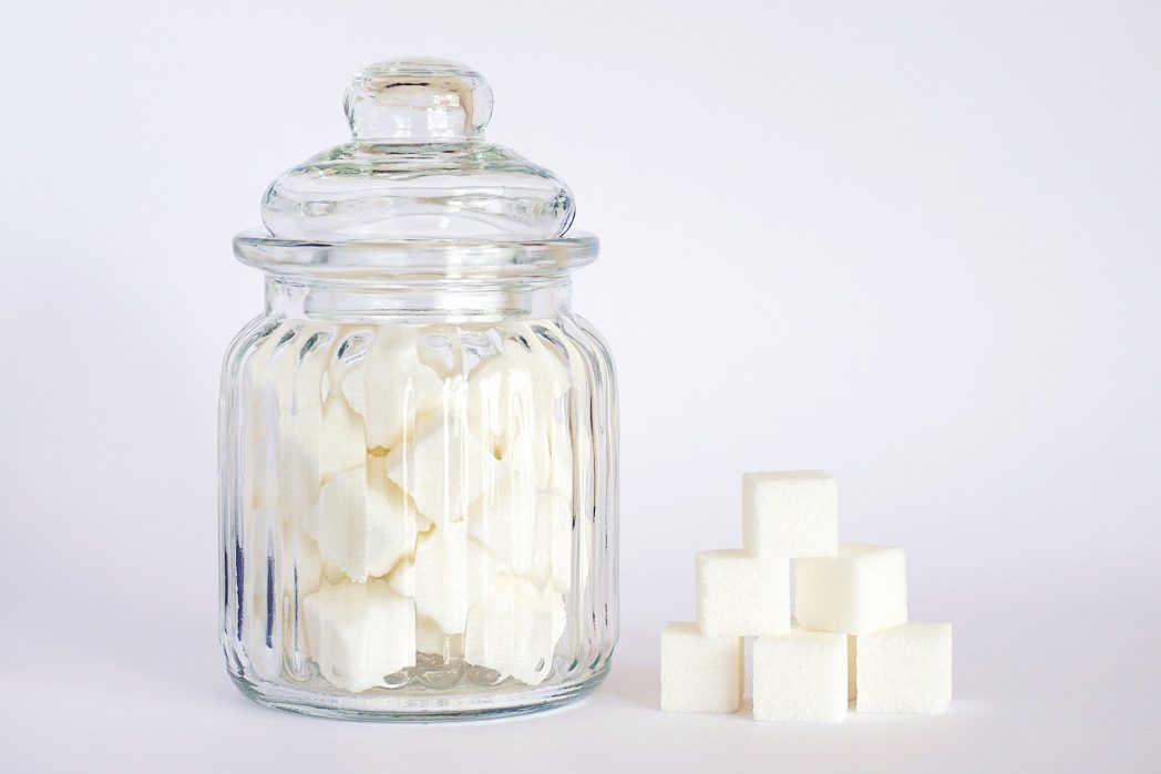 Ähnlich wie Salz zieht Zucker Feuchtigkeit an. Aber wenn er trocken gelagert wird, bleibt er unverändert. (Bild: © Pexels)