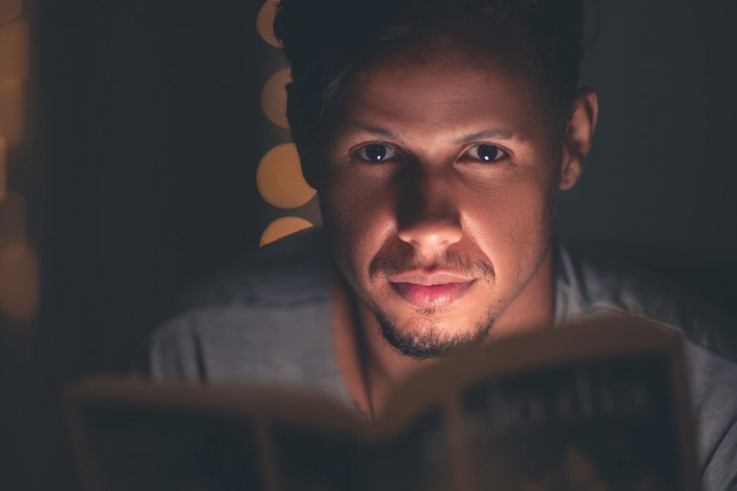 Mythos 2: Lesen bei schlechtem Licht schädigt Ihre Augen