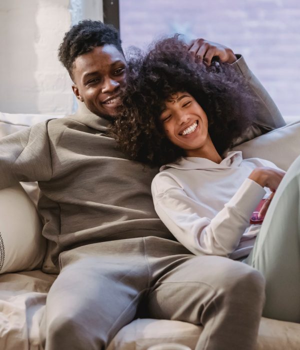 Paar auf dem Sofa