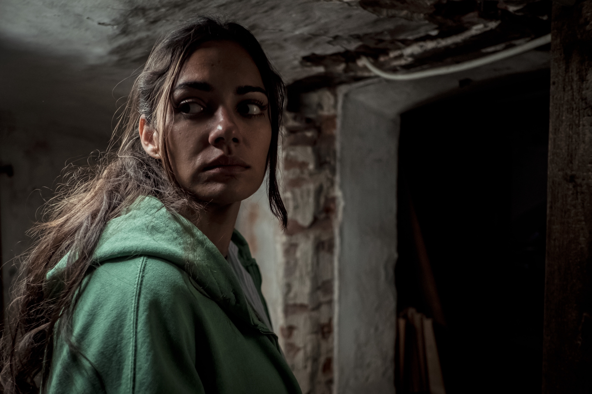 „HOME SWEET HOME - WO DAS BÖSE WOHNT“, Hauptdarstellerin Nilam Farooq in ihrer Rolle als Maria (© Constantin Film 2024)