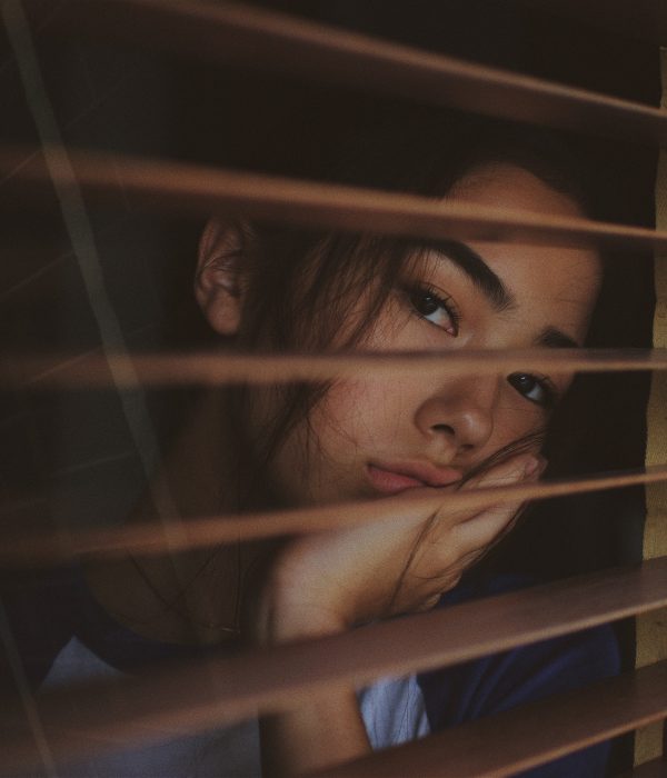 Frau blick aus dem Fenster