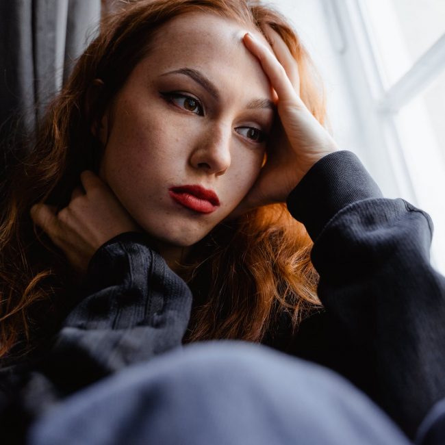 Junge Frau ist erschöpft