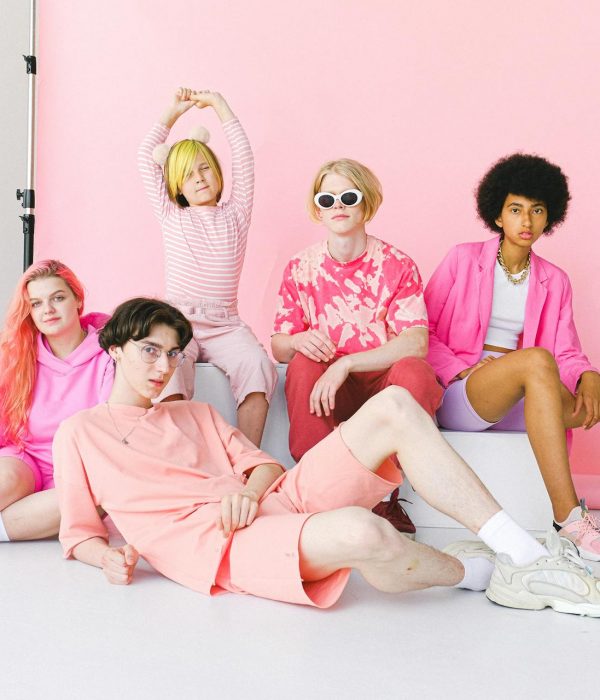 Junge Menschen tragen pink