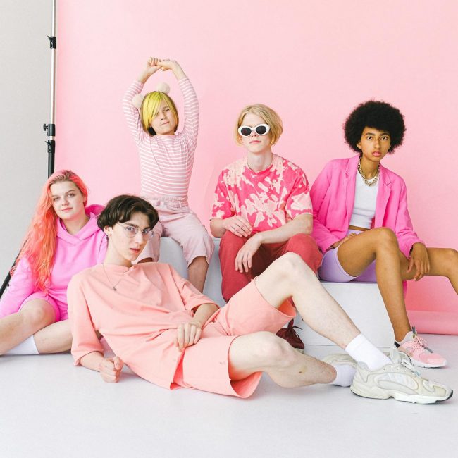 Junge Menschen tragen pink