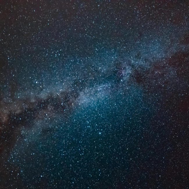 Bild: Foto von Hristo Fidanov: https://www.pexels.com/de-de/foto/milchstrasse-wahrend-der-nacht-1252890/