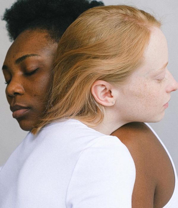 Zwei Frauen umarmen sich